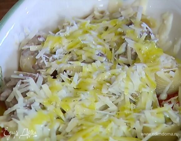 Сверху полить оставшимся соусом бешамель, посыпать натертым сыром и сбрызнуть оливковым маслом. Выпекать в разогретой духовке 10–15 минут.