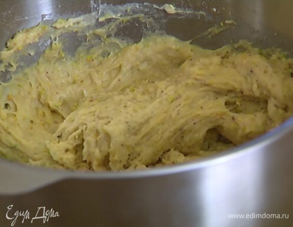 В чаше комбайна соединить 500 г муки, измельченные фисташки, яйца, соль, влить молоко с дрожжами и маслом и вымешать насадкой для теста.