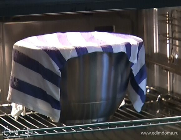 Емкость с тестом накрыть мокрым полотенцем и поставить в теплое место.