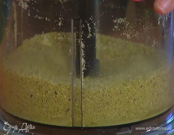 Оставшиеся 60 г фисташек и 60 г сахара для крема измельчить в блендере в очень мелкую крошку.