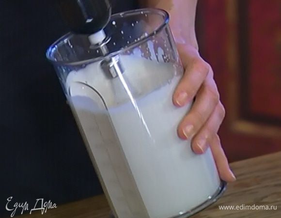 Сливки взбить миксером в пышную массу.