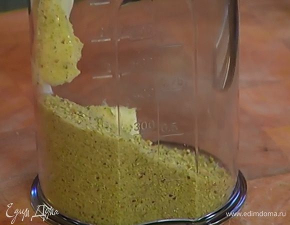 Приготовить крем: оставшиеся 50 г предварительно размягченного сливочного масла вместе с половиной измельченных фисташек с сахаром взбить миксером на небольшой скорости.