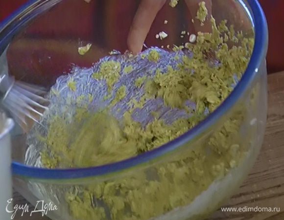 Добавить оставшиеся фисташки с сахаром и 1/4 взбитых сливок и вымешать миксером на самой маленькой скорости.