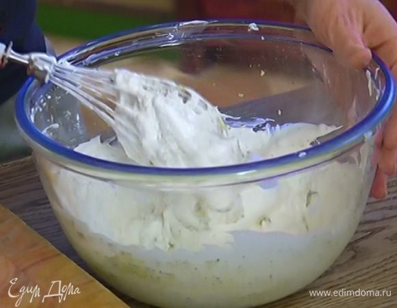 Ввести оставшиеся взбитые сливки и вымешать венчиком. Отправить фисташковый крем в холодильник на 20–30 минут.