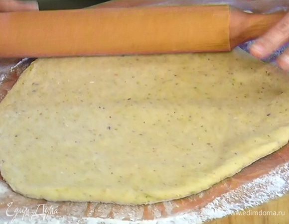 Подошедшее тесто выложить на рабочую поверхность, немного посыпанную мукой, и раскатать в пласт толщиной 1 см.