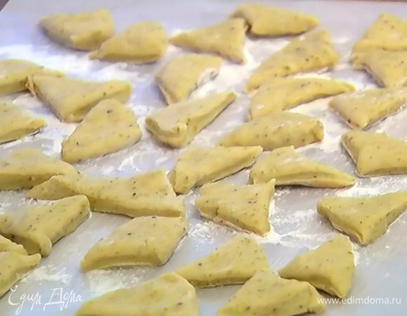 Нарезать тесто треугольниками или фигурками любой другой формы, выложить их на пищевую бумагу, присыпанную мукой, накрыть полотенцем, смоченным в горячей воде и хорошо отжатым, и оставить на 10 минут.