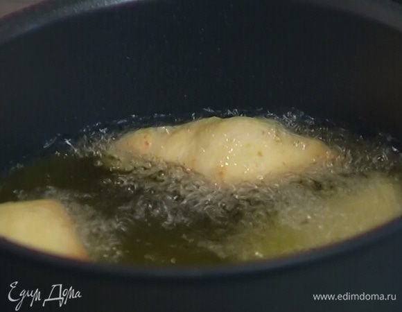 В небольшой кастрюле разогреть растительное масло для фритюра и обжаривать пончики со всех сторон до золотистого цвета, а затем выкладывать на бумажное полотенце, чтобы удалить излишки жира.