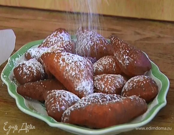 Горячие пончики посыпать сахарной пудрой и подавать с фисташковым кремом.