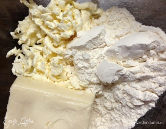 Все очень просто! Натираем на терке маргарин и сырок (если твердый, у меня мягкий, я не терла), добавляем муку и вымешиваем тесто.