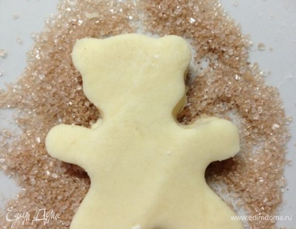 В этот раз я делала сладкое печенье. Мишек я "обмакивала" в сахар с корицей.