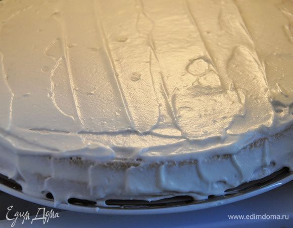 Оставить немного крема для украшения. Намазать кремом нижний корж. Придавить верхним. Обмазать верх и бока. Поставить в холод-к на 30 минут.