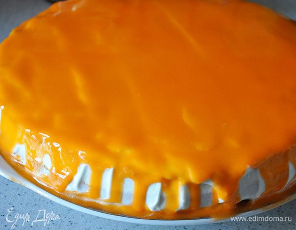 Приготовить глазурь. Развести краситель в чайной ложке воды. Влить в пудру. Выдавить сок лимона. Перемешать. Быстро нанести на верх торта, иначе масса начнет застывать. Если это произошло, прежде чем вы успели закончить, просто добавьте немного сока лимона или воды. Поставить в холод-к на 30 минут.