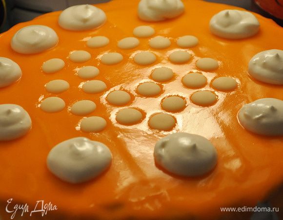 Украсить сливками и белым шоколадом. Поаставить в хол-к и приготовить украшения. Можно это сделать накануне.