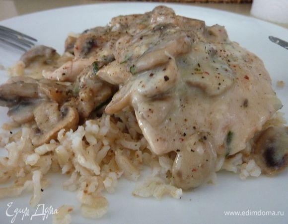 На днях готовила  Курицу под грибным соусом  от julika1108 - очень вкусно и просто, чудесный рецепт ! 

http://www.edimdoma.ru/retsepty/62466-kuritsa-pod-gribnym-sousom