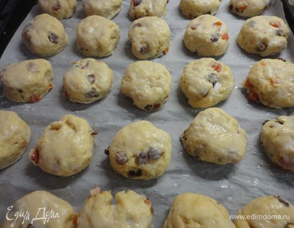 Раскатать в корж толщиной 2,5 – 3 см и вырезать кружки диаметром 5 см.  Я специально перемеряла диаметр всех рюмочек, пока нашла нужную. Как смешно не покажется, но эти обязательные цифры - дань английской традиции, тогда после выпечки изделие приобретает форму булочек.