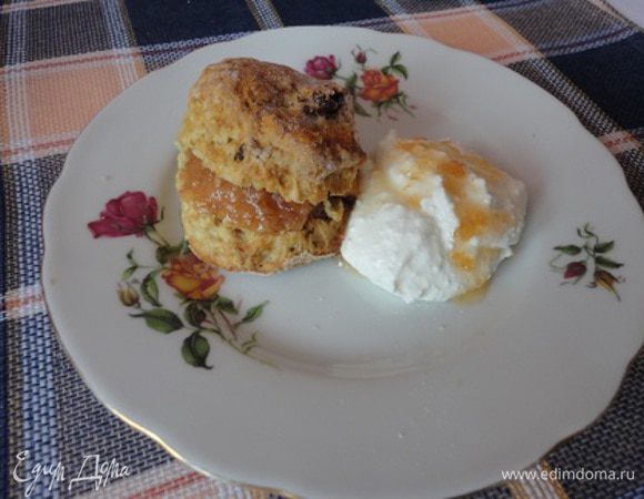 Противень выстлать бумагой, смазанной маслом. Выложить сконы и дать настояться 1 час. В проанализированных мною рецептах, рассказанных в посте, я ни разу не нашла упоминания о расстойке. И не заметила, чтобы сконы за это время как-то увеличились в объеме. Поэтому, можно пренебречь этим утомительным ожиданием.
Смазать молоком и выпекать 25 минут при температуре 180 градусов.
Подавать лучше теплыми со сладким творогом и джемом.
