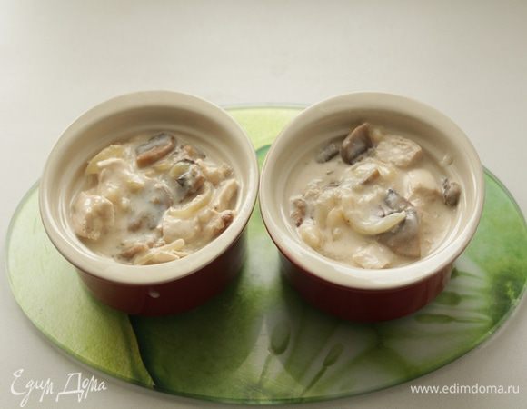 Распределите куриную массу по порционным жаропрочным формам.