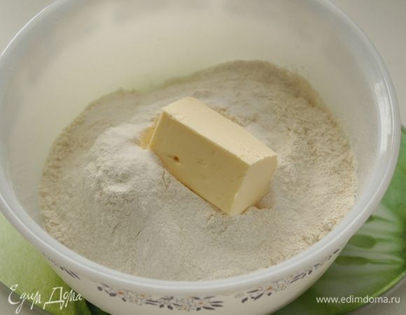 Для теста: просеиваем муку, добавляем разрыхлитель, соль, размягченное сливочное масло.