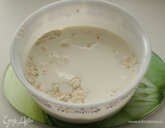 Вливаем кефир.