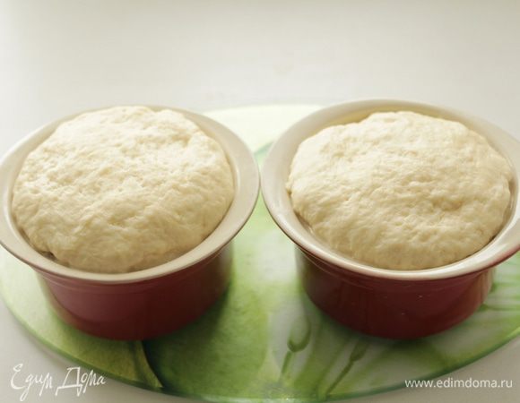 Накройте формы лепешками из теста. Смажьте тесто слегка взбитым яйцом. Поставьте в разогретую до 190-200°С духовку и выпекайте, пока пироги не станут золотистыми, 25–30 мин.