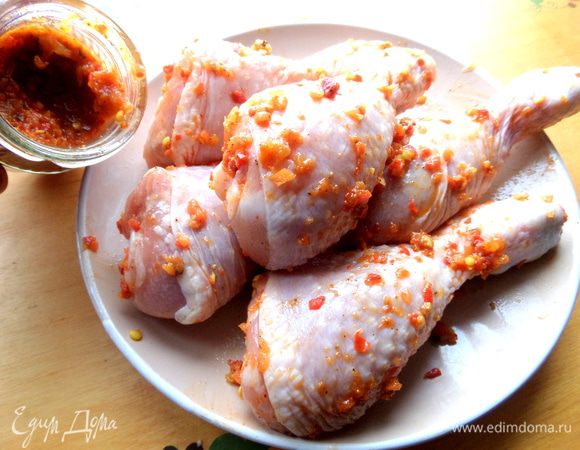 Итак, ножки (у меня 550 г) нужно обмазать аджикой... У меня домашняя (родственник делает из пяти видов перца через мясорубку) и вручает, поэтому крупная!