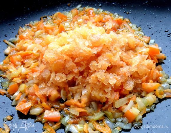 И немного тыквы... Продолжаем обжаривать.