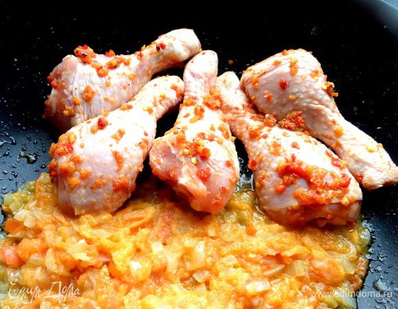 Отодвигаем на сковороде зажарку и помещаем рядом ножки (или на другой сковороде)...