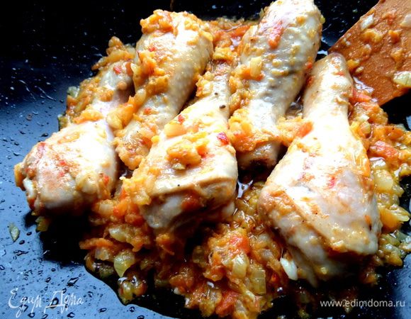 Теперь перемешиваем овощи с курицей.