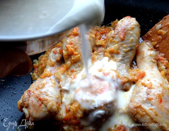 И вылить в обжаренную курочку.