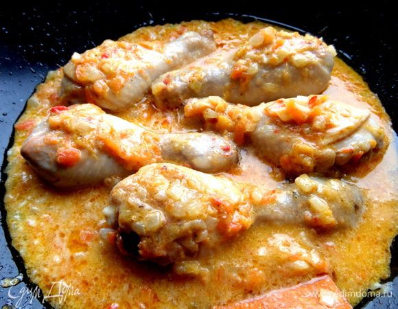 Тушим до готовности, переворачивая ножки... Если нужно больше соуса, подлить воды не возбраняется!