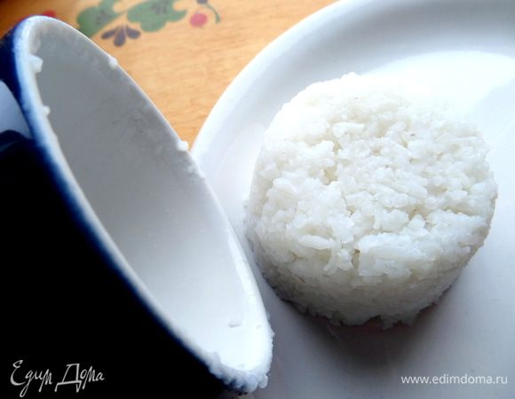 Для гарнира отварить рис и натолкать его в креманочку плотно.