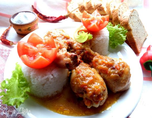 Украшаем овощами и зеленью. Не забудем полить овощным соусом сверху!