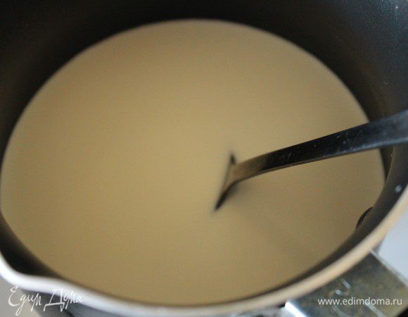 Соединить сливки, молоко и ванильный экстракт. Нагреть, но не кипятить. Снять с огня.