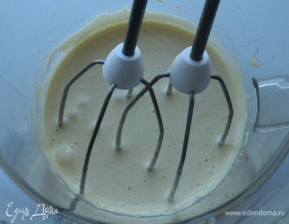 Желтки взбить с сахаром в густую пену. Соединить остывшую сливочную массу с желтками и хорошо перемешать, чтобы не было комочков. При необходимости процедить через ситечко.