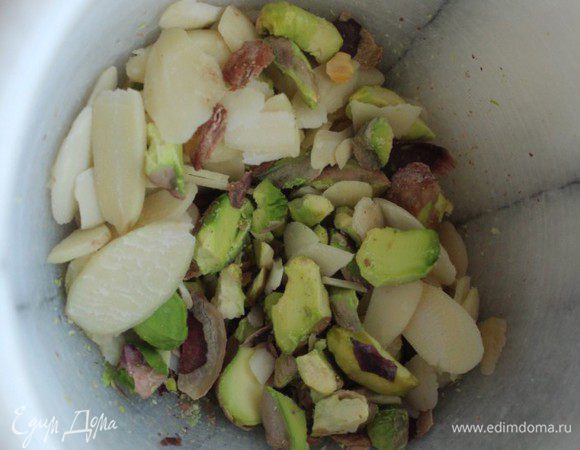 Перемешать с миндальными лепестками.