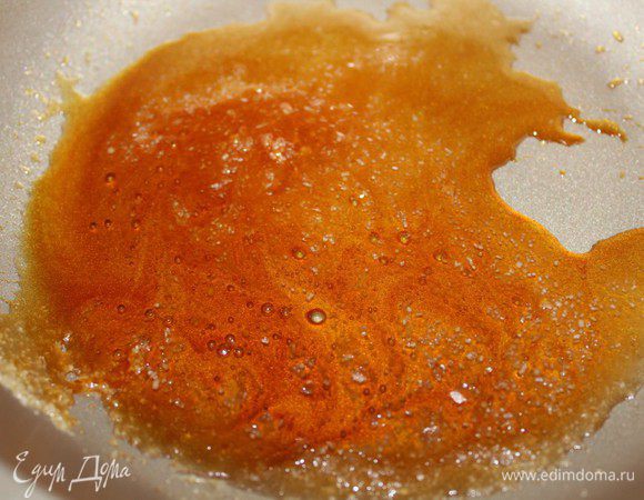 Сахар растопить до образования карамели. 