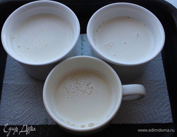 Разогреть духовку до 200 градусов. Поставить глубокие керамические формочки в глубокий противень. Наполнить формочки кремом. Аккуратно влить в противень горячую воду до 1/2 высоты формочек. Запекать 20-30 минут до загустения. Если верх сильно запечется, а крем еще будет жидким, затянуть формочки сверху фольгой и довести крем до готовности. Украсить грильяжем и подавать. Приятного аппетита!!!