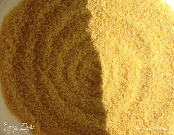 Кукурузную крупу необходимо измельчить в блендере для более нежной структуры кекса.