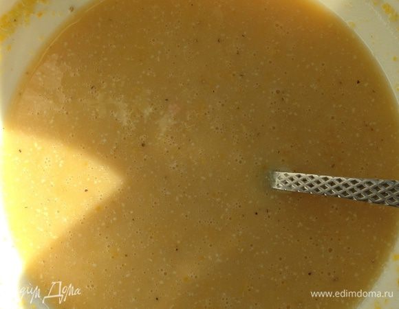 Смешиваем крупу, сахар, разрыхлитель, добавляем желток, отделенный от белка, вливаем сыворотку, все перемешиваем.