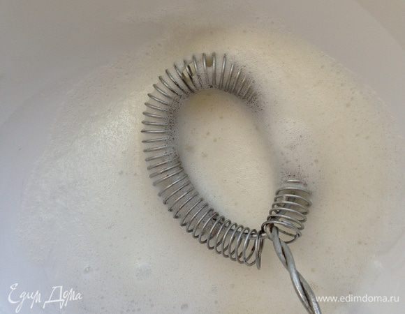 Белок взбиваем.