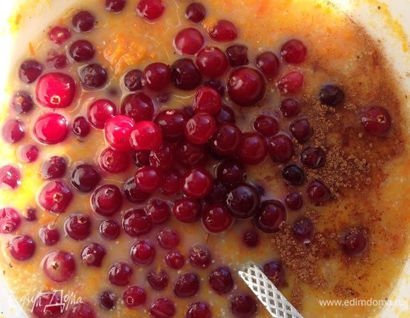 Добавляем в наше тесто клюкву (у меня заранее размороженная), натертую цедру апельсина, ванилин и корицу. В последнюю очередь аккуратно подмешиваем взбитый белок.