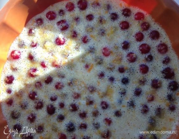 Выливаем тесто в форму ( у меня силиконовая и я ничем не смазывала) и ставим в разогретую до 180 градусов духовку минут на 45.