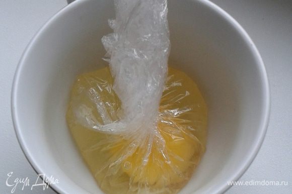 Закрутите плотно края пленки и опустите яйцо в кипящую воду на 3-5 минут.