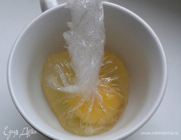 Закрутите плотно края пленки и опустите яйцо в кипящую воду на 3-5 минут.   