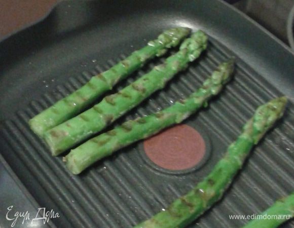 Спаржу  (я беру мороженную) полить оливковым маслом, выложить на сковородку-гриль.   Обжарить со всех сторон до образования характерных полосок.
