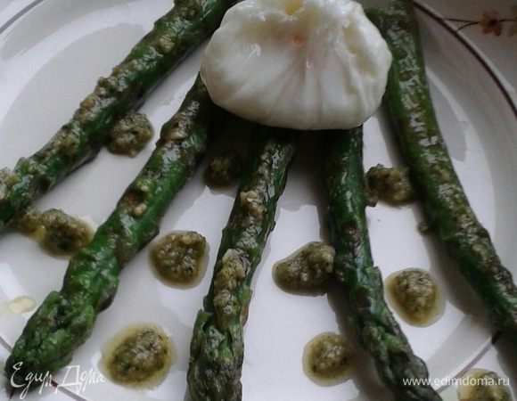 Выложить на  тарелку, слегка посолить, полить соусом "песто",  добавить яйцо-пашот.