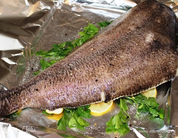 Рыбу натереть солью, сахаром и свежемолотым перцем. Уложить ее на лимоны и присыпать разноцветным перцем горошком. Смазать маслом. 