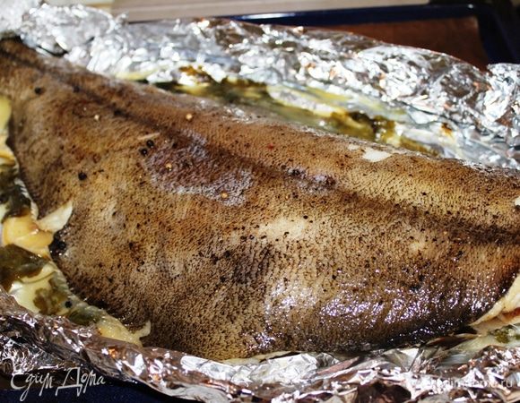 Через минут 30 следует убавить температуру до 200 градусов. Запекать еще минут 15. Затем раскрыть фольгу, завернуть края и поставить палтус запекаться еще на 15 минут, чтобы подрумянился.