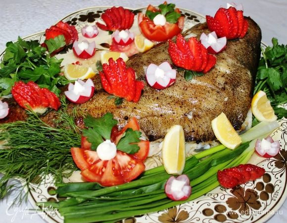 Рыбу переложить (очень аккуратно с помощью двух широких лопаточек) на поднос, украсить зеленью и подать с любыми свежими овощами и лимоном. 