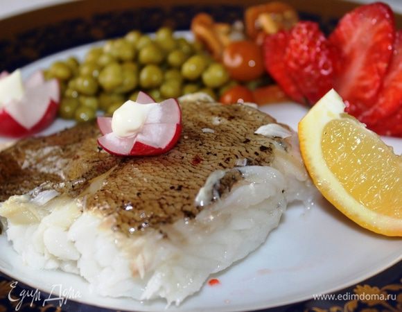 Палтус мне нравится тем, что в нем совершенно нет мелких костей (только хребет с толстыми косточками, который легко удаляется). Поэтому мясо палтуса можно без проблем разложить по порционным тарелкам с помощью сервировочной лопаточки для торта. Украсить овощами, лимоном и клубникой. Приятного аппетита!!!